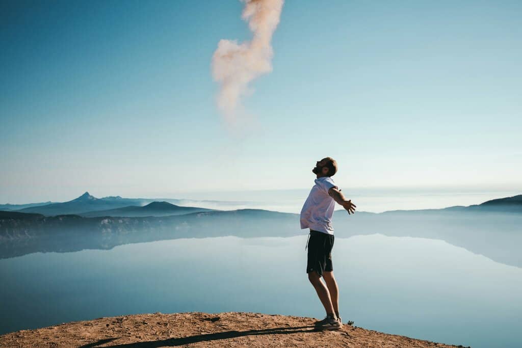 Un homme heureux et en bonne santé célèbre la vie Un homme heureux et en bonne santé célèbre la vie
